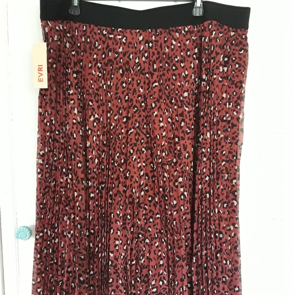 T-EVRI Pleated Print Skirt - Picture 2 of 5